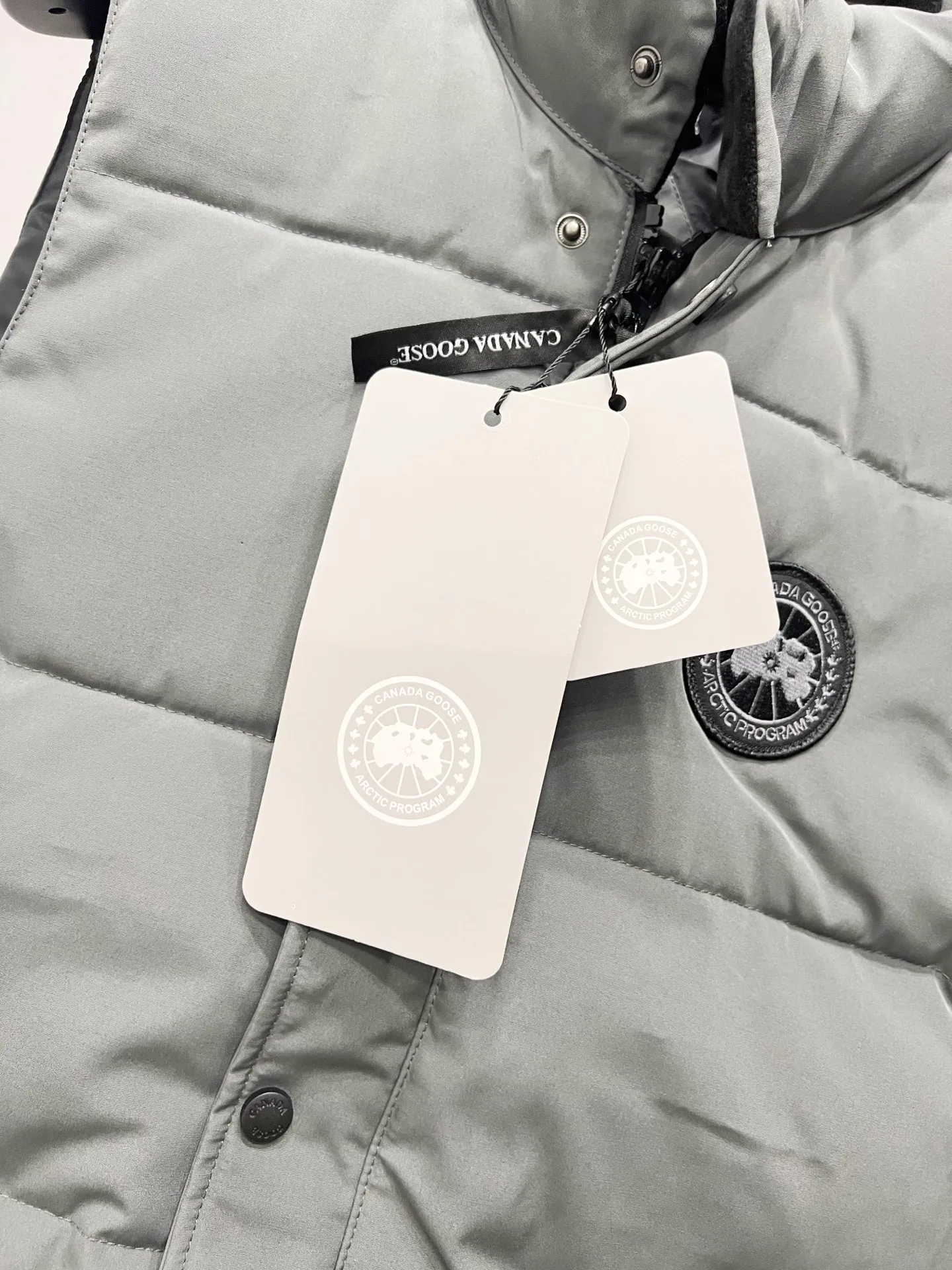 P330 model number: YC29 Canada goose/Canada Goose 4154M Freestyle Crew down vest, using international 50 down, genuine original clothing, pay attention to the version, YKK double zipper, velvet on the back collar, more warm, zippered hidden pocket on the inside, genuine mesh pockets on the inside. If you need to compare with the genuine product, check it out at any time. Accessories are all customized from the original factory. The fabric is molded and customized according to the original version. It can be restored by kneading it at will (fabric interpretation: the harder the fabric, the better the waterproof performance. Only those who buy the latest authentic version this year will notice the softness and comfort of the fabric. Soft fabrics are waterproof and have memory rebound function, which is the authentic fabric). The down is synchronized with genuine white duck down, fluffy and not clumps. The original version of Big Goose is white duck down. It is not the goose down boasted by the world's random copywriting. It can be verified through any official channel. Customized authentic YKK double zipper military-grade copper core zipper puller. High hardness and no jamming. The original smoothness is restored. The workmanship and wiring are all controlled by workers with more than ten years of service. They must be horizontal and vertical. No crookedness. The inner wiring density is more sophisticated. Feel free to compare. Big goose label. Collar label. Washed label. Hangtag. Zipper rope. Pocket label. Collar velvet. Buttons. All details are updated simultaneously with the original version. The best version. A fighter in a world-famous vest. Compare to the entire network. Color: Black White Navy Blue Gray Gray Gray Label Size: S-XXL